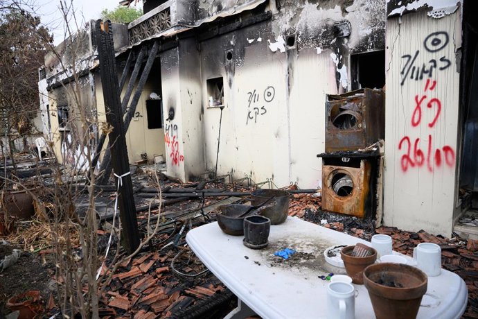 Archivo - 27 November 2023, Israel, Be'eri: Rubble lies in front of a destroyed house in Kibbutz Be'eri on the border with the Gaza Strip. Kibbutz Be'eri is one of the places hardest hit by Hamas attack. Photo: Bernd von Jutrczenka/dpa