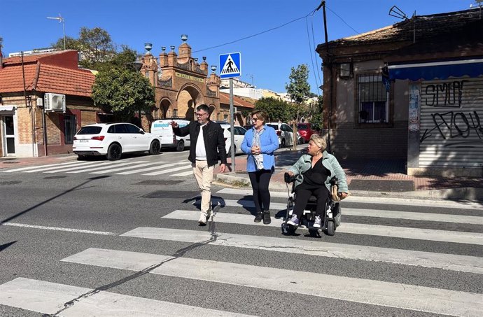 El concejal socialista en la barriada de Colonia Santa Inés junto con vecinas