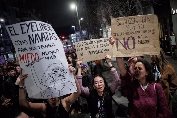 Archivo - Varias mujeres con carteles durante una manifestación convocada por la Comisión 8M, por el 8M, Día Internacional de la Mujer, a 8 de marzo de marzo de 2023, en Madrid (España).  