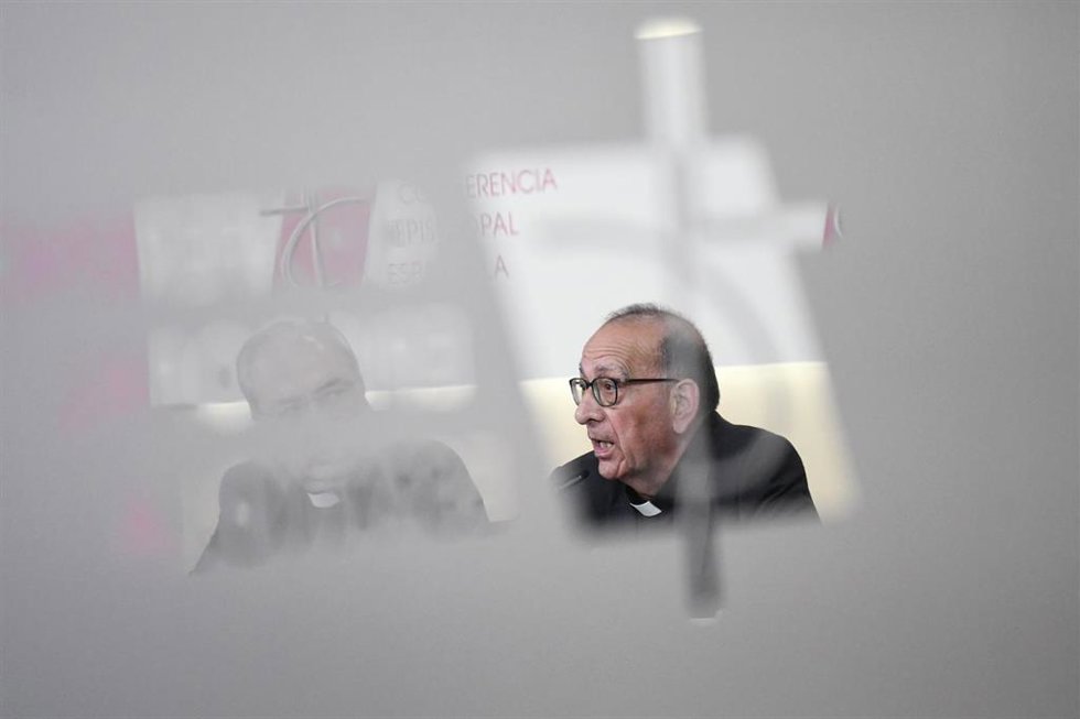 Archivo - El presidente de la Conferencia Episcopal Española, Juan José Omella, durante una rueda de prensa tras la Asamblea Plenaria Extraordinaria de la Conferencia Episcopal Española, en la sede de la CEE, a 31 de octubre de 2023, en Madrid (España).
