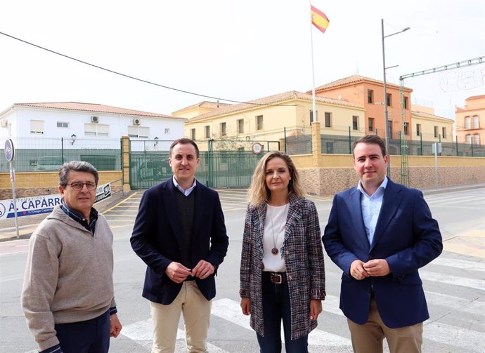 La diputada nacional del Partido Popular de Almería, Maribel S. Torregrosa, el senador Juan José Matarí (i), y el vicesecretario de Organización del PP, Fernando Giménez (d).
