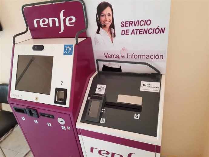 Renfe ha invertido en las terminales ARES, validadas por la Confederación Española de Familias de Personas Sordas-FIAPAS, para ofrecer un servicio de atención remota en estaciones.