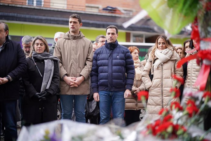 El candidato a Lehendakari del PNV, Imanol Pradales participa en una ofrenda floral en homenaje a los cinco asesinados por la Policía Armada en 1976, en el monolito a las víctimas del 3 de marzo, a 3 de marzo de 2024, en Vitoria-Gasteiz, Álava, País Vasco