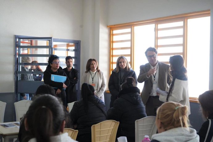 La consejera de Política Social, Familias e Igualdad, Conchita Ruiz, durante su visita al centro penitenciario de Campos del Río.