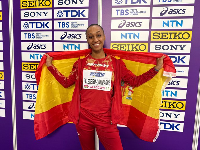 Ana Peleteiro celebra su bronce en triple salto en el Mundial de pista cubierta de Glasgow