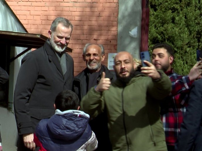 EL REY FELIPE VI ATIENDE A UNOS ADMIRADORES TRAS EL ENTIERRO DE FERNANDO GÓMEZ ACEBO