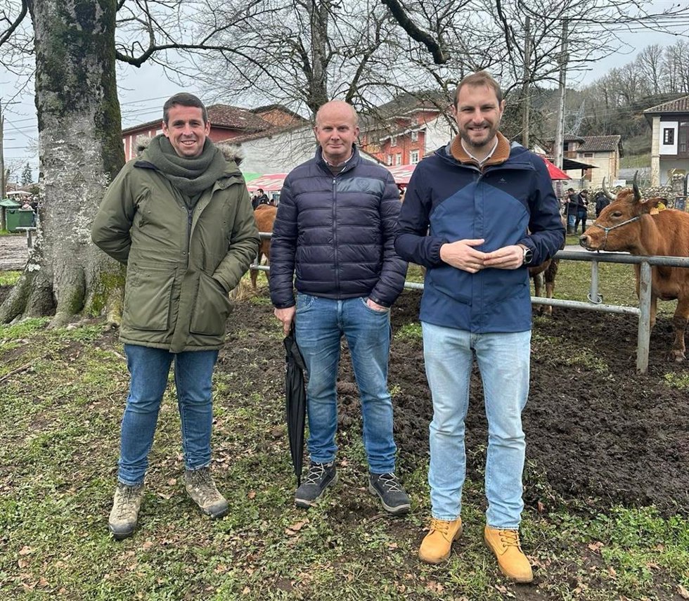 El secretario general de Foro y diputado en la Junta General, Adrián Pumares, visita la feria de Corao con los alcaldes de Colunga y de Peñamellera Alta