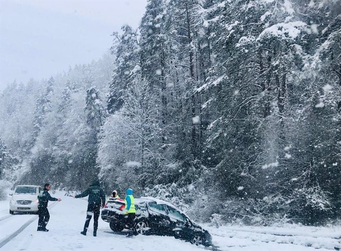 Un vehículo se ha salido de la vía debido a la nieve.