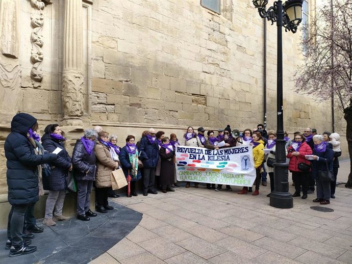 Concentración de Revuelta de Mujeres en la Iglesia en Logroño junto a la Redonda