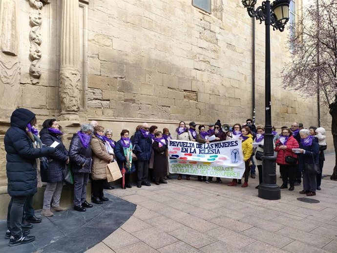 Concentración de Revuelta de Mujeres en la Iglesia en Logroño junto a la Redonda
