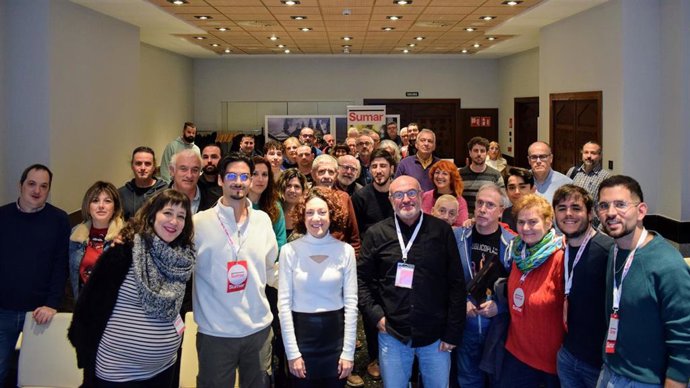 Foto de familia del encuentro de debate para la I Asamblea de Sumar celebrado en Granada, aina vidal.