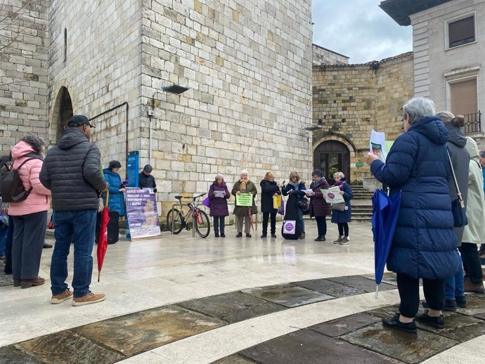 Una veintena de feministas católicas se concentran en Santander para pedir el "fin del machismo en la Iglesia"