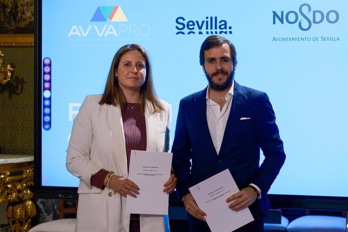 La delegada de Turismo del Ayuntamiento de Sevilla, Angie Moreno, y el presidente de la Avvapro, Carlos Pérez-Lanzac, tras la firma del convenio de colaboración.