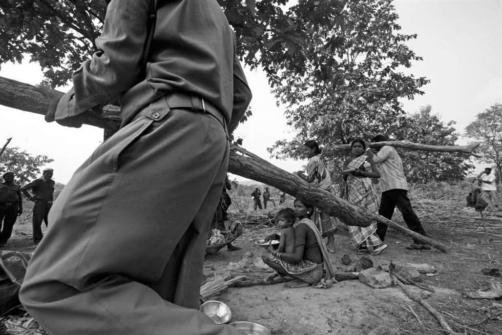 Archivo - Agentes del Departamento de Bosques en una zona con presencia de la guerrilla naxalita