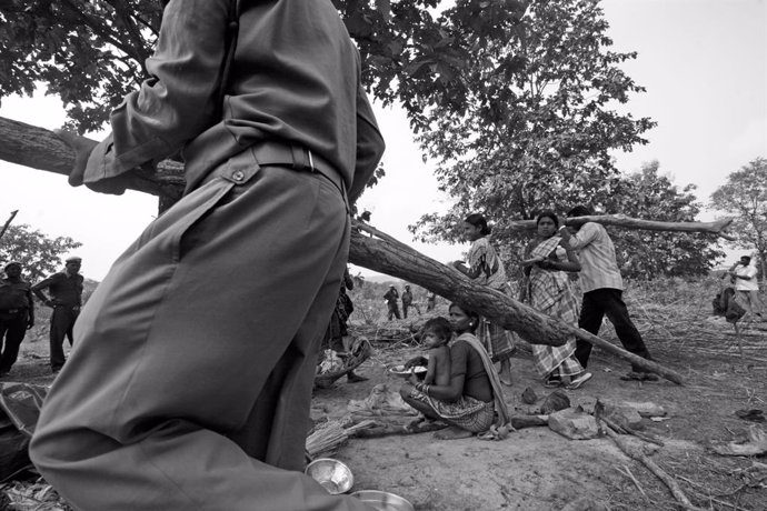 Archivo - Forest Department officials removing their settlement, without any prior warning. More than 50,000 indigenous people have been internally displaced from Chhattisgarh tribal communities after a deadly tug-of-war in 2005 between the state-backed S