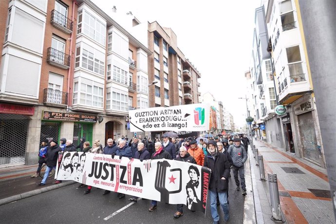 Una manifestación recorre Vitoria en recuerdo a las víctimas de la matanza del 3 de marzo de 1976