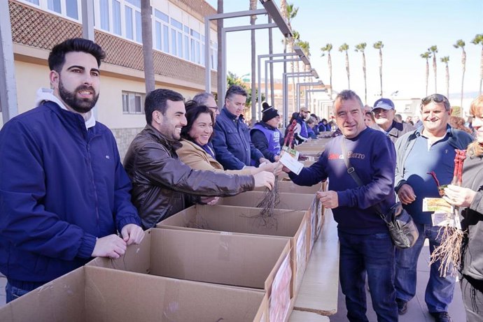 Alhama de Almería reparte 1.500 parras de variedades históricas de uva de mesa.