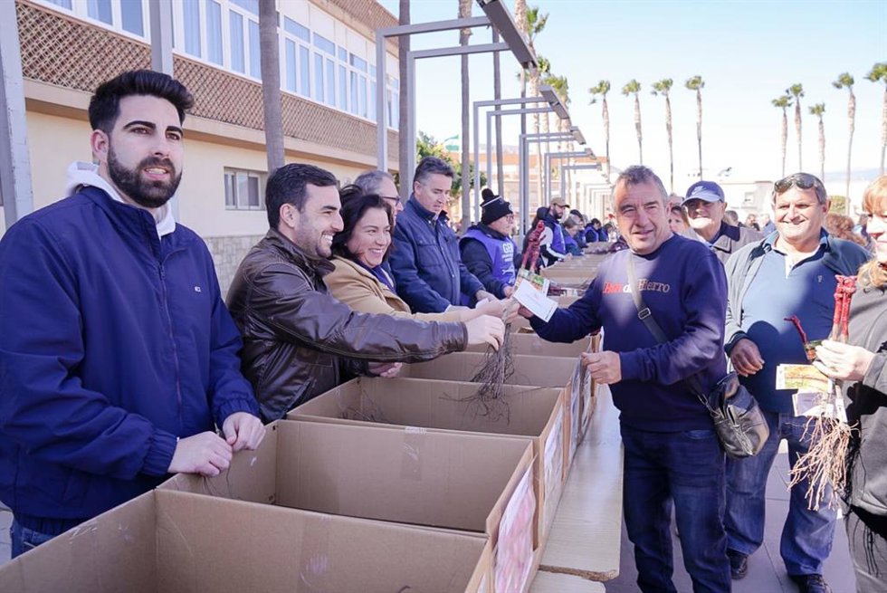 Alhama de Almería reparte 1.500 parras de variedades históricas de uva de mesa.