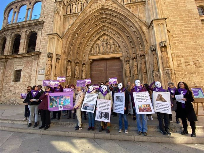 Una concentración pide "voz y voto" para las mujeres en la Iglesia y exige una "participación paritaria"