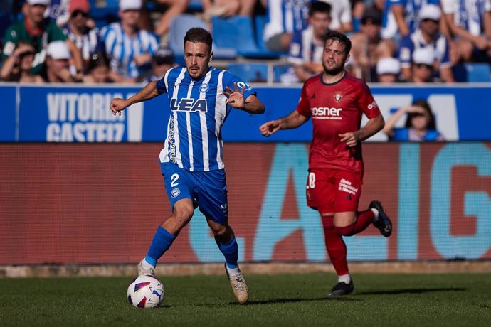 Archivo - Andoni Gorosabel y Arnaiz en el Deportivo Alavés-Osasuna de la primera vuelta