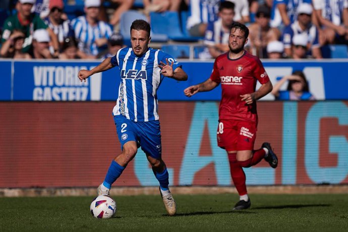 Archivo - Andoni Gorosabel of Deportivo Alaves competes for the ball with Jose Manuel Arnaiz of CA Osasuna during the LaLiga EA Sports match between Deportivo Alaves and CA Osasuna at Mendizorroza on October 1, 2023, in Vitoria, Spain.