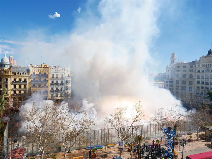 La 'mascletà' de Gironina, la tercera de las Fallas 2024, retumba en una plaza del Ayuntamiento llena de público gracias a un diseño "diferente"