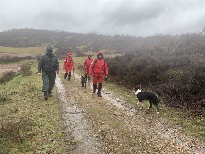 La Unidad Canina de Salvamento de Burgos (GREM) participa en el dispositivo de búsqueda de la mujer desaparecida.