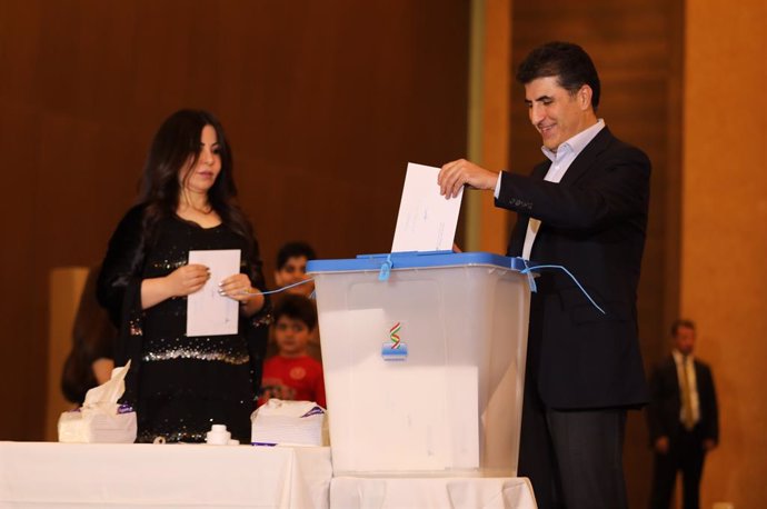 Archivo - ERBIL, Sept. 25, 2017  Prime Minister of Iraq's Kurdistan Regional Government Nechirvan Barzani (R) casts his vote during the referendum vote in Erbil, Iraq, on Sept. 25, 2017. The Iraqi Kurds on Monday cast their votes in a referendum that will