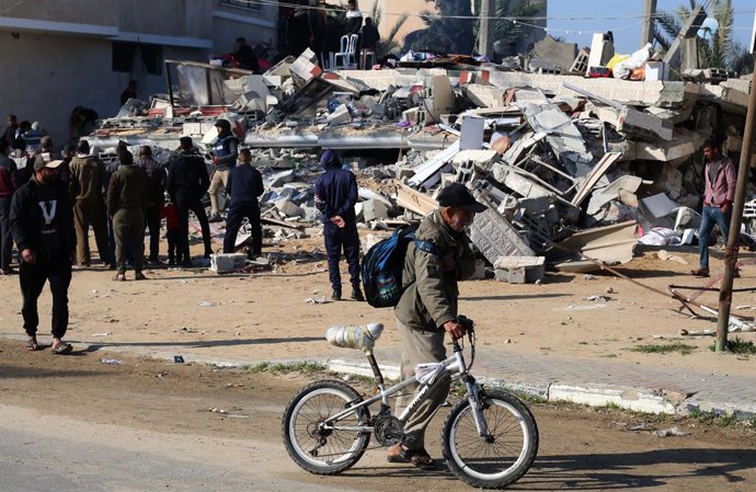 GAZA, Feb. 26, 2024  -- People gather at a destroyed building after an Israeli airstrike in the southern Gaza Strip city of Rafah, on Feb. 26, 2024. The Palestinian death toll from ongoing Israeli attacks in the Gaza Strip has risen to 29,782, the Hamas