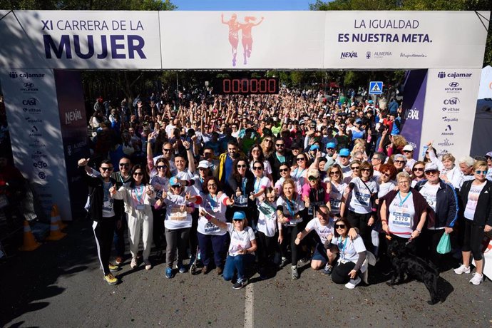 Más de 2.000 personas han participado en la XI Carrera de la Mujer de Almería.