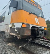 Técnicos de Renfe retiran el tren de Rodalies descarrilado en Vacarisses (Barcelona)