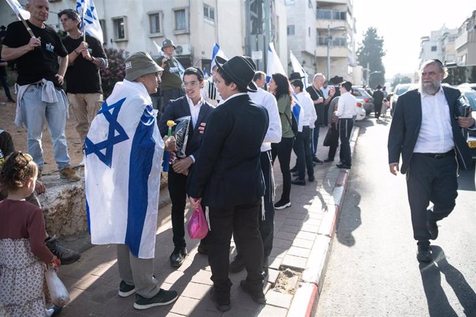 Archivo - Joven ortodoxo en una protesta sobre reclutamiento militar en Israel 
