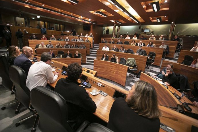 La ministra de Juventud e Infancia, Sira Rego (c), durante la Conferencia Interparlamentaria de IU, en el Palacio de la Junta General del Principado de Asturias, a 2 de marzo de 2024, en Oviedo, Asturias (España). Izquierda Unida reúne en Asturias hoy y
