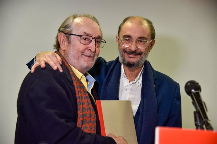 El secretario general del PSOE Aragón, Javier Lambán, junto al representante de la Cátedra de Historia Contemporánea de la UZ, Carlos Forcadell.