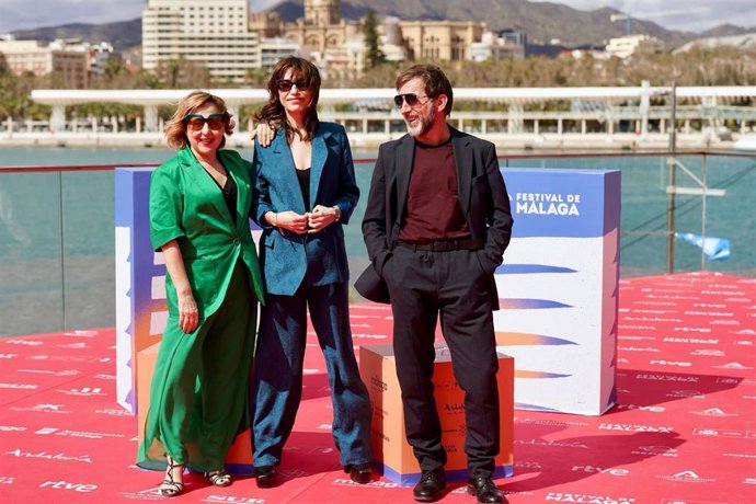 Carmen Machi, Clara Bilbao  y Antonio de la Torre en el photcall de 'Tratamos demasiado bien a las mujeres'
