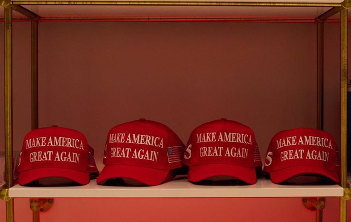 Gorras con el lema 'Make America Great Again' en la tienda de la Torre Trump de Nueva York