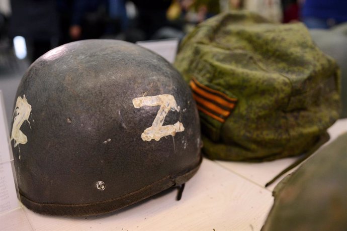 Archivo - January 12, 2023, Kyiv, Ukraine: Helmets with the symbol ''Z'' and St. George's ribbon of Russian servicemen, which were collected during military operations and presented at the briefing of representatives of the Security and Defense Forces o