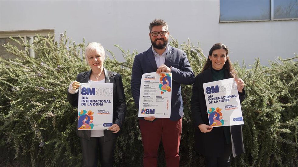 Las regidoras Elvira García y Carmen Cañellas amb el alcalde de Marratxí, Jaume LLompart.