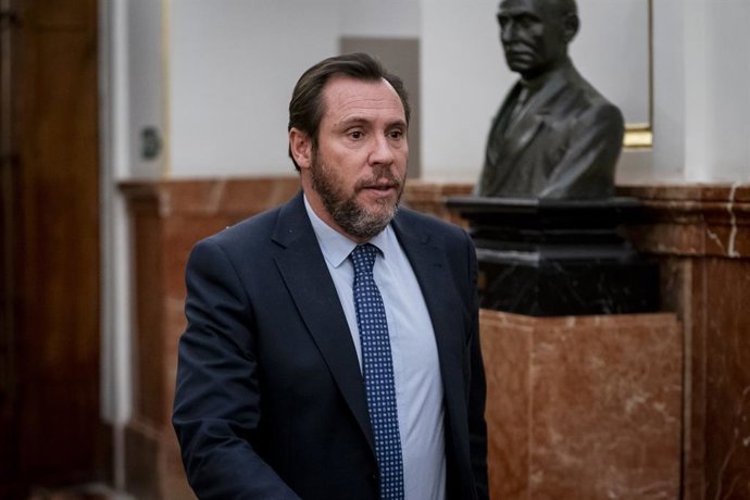 El ministro de Transportes y Movilidad Sostenible, Óscar Puente, a su salida de una sesión plenaria, en el Congreso de los Diputados, a 27 de febrero de 2024, en Madrid (España).El Pleno del Congreso debate y vota una proposición de ley de VOX para refo