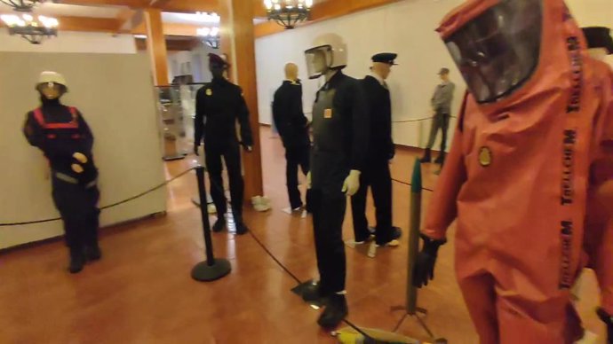 La exposición "Más de 100 años de historia de la Policía Nacional" se puede ver en Jaca desde este lunes