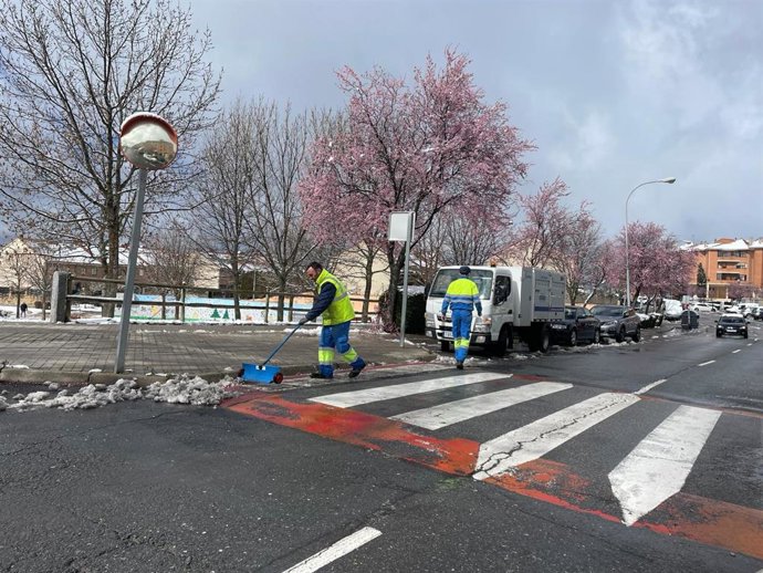 Limpieza de las calles en Segovia tras el episodio de nieve y heladas.