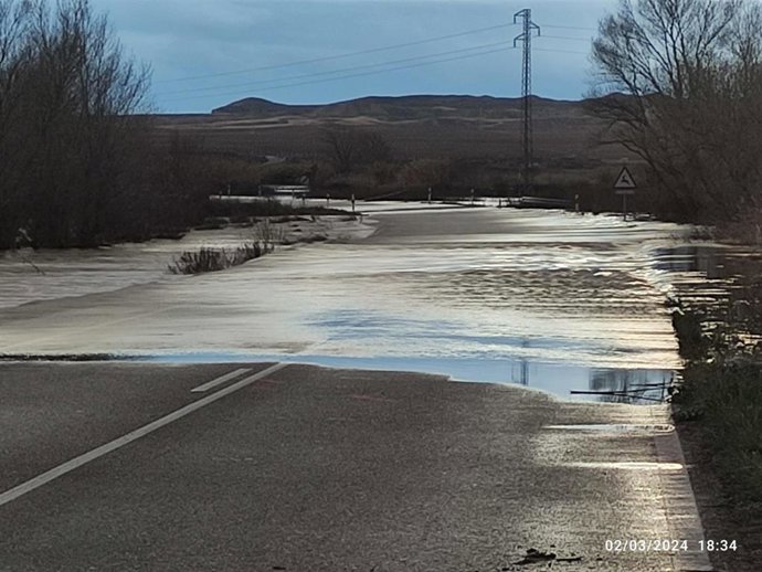 Estado de la vía anegada.