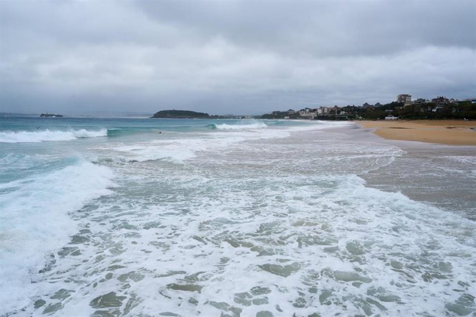 Archivo - Olas en una playa de Santander