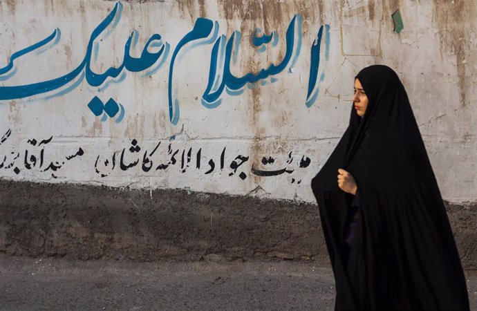 Archivo - Una mujer en una calle de Isfahán, Irán
