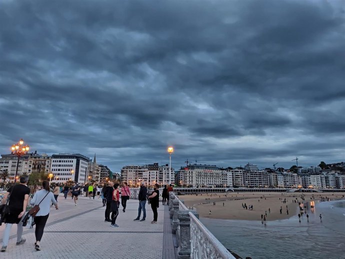 Archivo - Paseo nocturnos por La Concha (San Sebastián) duante las medidas de alivo del desconfinamiento