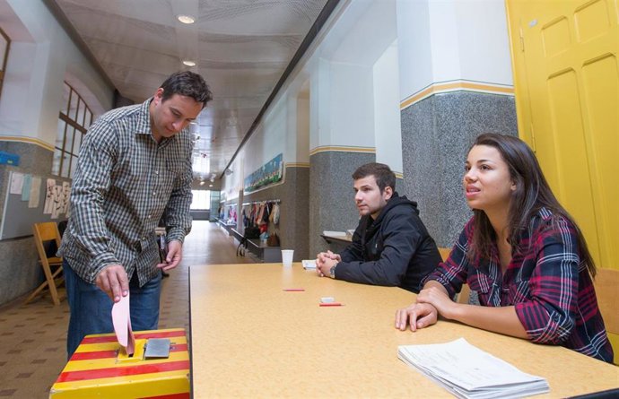 Archivo - Votación de un referéndum en Ginebra, Suiza