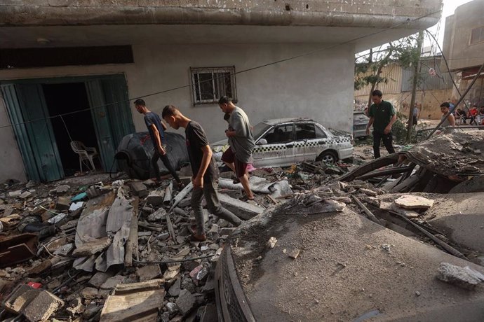 Archivo - Zona bombardeada en la Franja de Gaza