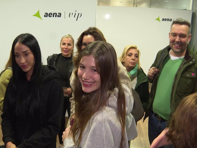 Aurah Ruiz, Lorena Morlote, Miri, Carmen Borrego y Kike Calleja en el aeropuerto.