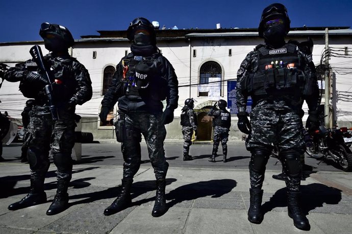 Archivo - Agentes de seguridad de Bolivia en una protesta de presos en una cárcel en La Paz