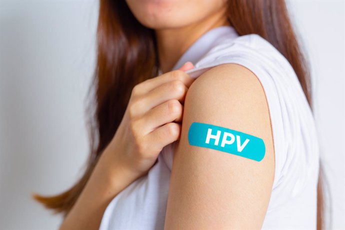 Archivo - VPH (Virus del Papiloma Humano) Mujer adolescente que muestra un vendaje azul después de recibir la vacuna contra el VPH.Virus Algunas cepas infectan los genitales y pueden causar cáncer de cuello uterino. Concepto de salud de la mujer.